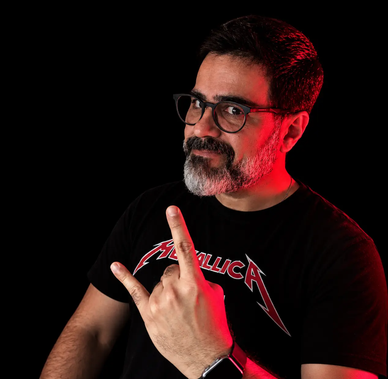 Augustho Cézar sob iluminação vermelha, apresentador do Critical Frame